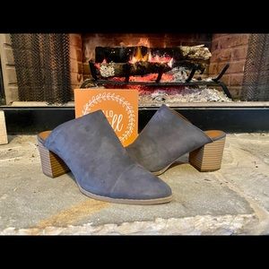 American Eagle gray suede slip on boots 🤍🖤